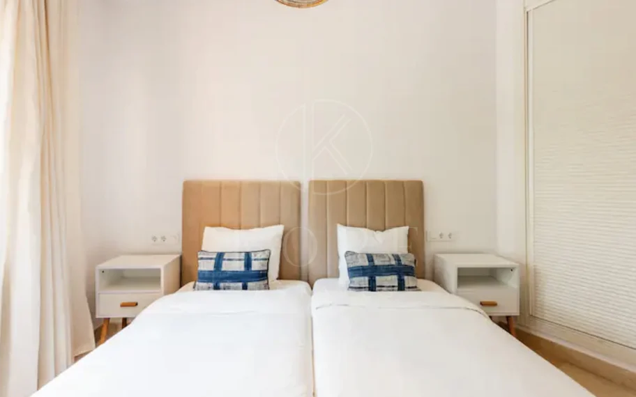 Elegante Apartamento de 2 Dormitorios en la Milla de Oro de Marbella con Gimnasio y Parking Subterráneo