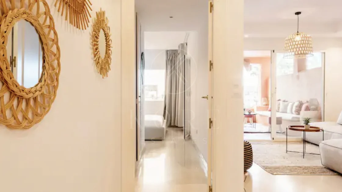 Elegante Apartamento de 2 Dormitorios en la Milla de Oro de Marbella con Gimnasio y Parking Subterráneo