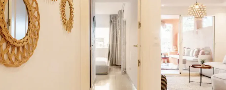 Elegante Apartamento de 2 Dormitorios en la Milla de Oro de Marbella con Gimnasio y Parking Subterráneo