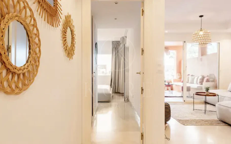 Elegante Apartamento de 2 Dormitorios en la Milla de Oro de Marbella con Gimnasio y Parking Subterráneo