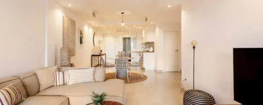 Elegante Apartamento de 2 Dormitorios en la Milla de Oro de Marbella con Gimnasio y Parking Subterráneo