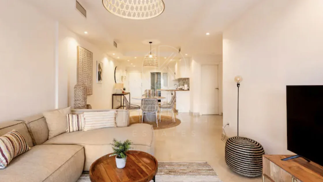 Elegante Apartamento de 2 Dormitorios en la Milla de Oro de Marbella con Gimnasio y Parking Subterráneo