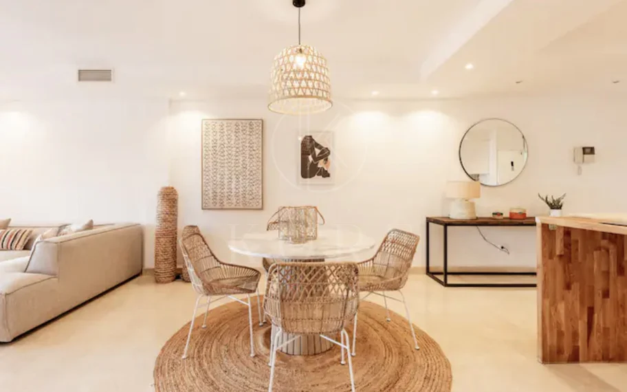 Elegante Apartamento de 2 Dormitorios en la Milla de Oro de Marbella con Gimnasio y Parking Subterráneo