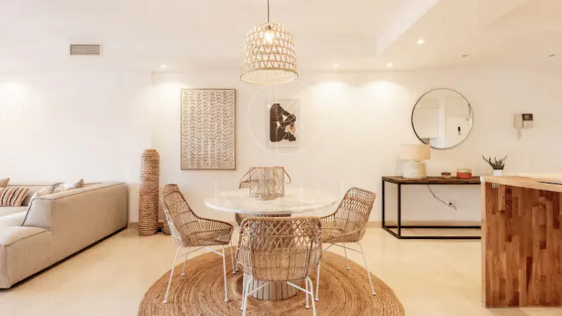 Elegante Apartamento de 2 Dormitorios en la Milla de Oro de Marbella con Gimnasio y Parking Subterráneo