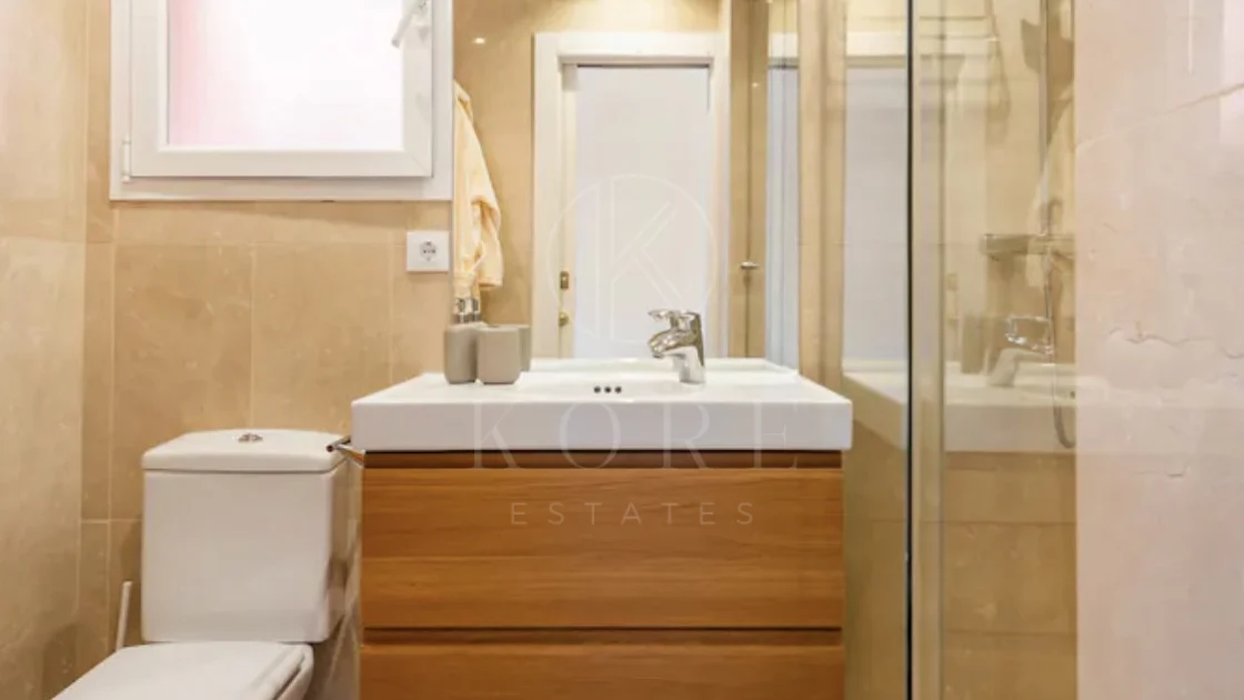 Elegante Apartamento de 2 Dormitorios en la Milla de Oro de Marbella con Gimnasio y Parking Subterráneo
