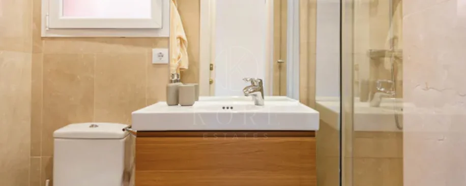Elegante Apartamento de 2 Dormitorios en la Milla de Oro de Marbella con Gimnasio y Parking Subterráneo