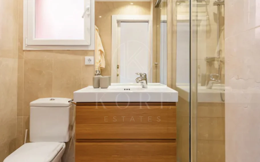 Elegante Apartamento de 2 Dormitorios en la Milla de Oro de Marbella con Gimnasio y Parking Subterráneo