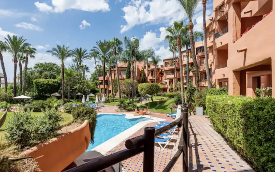 Elegante Apartamento de 2 Dormitorios en la Milla de Oro de Marbella con Gimnasio y Parking Subterráneo