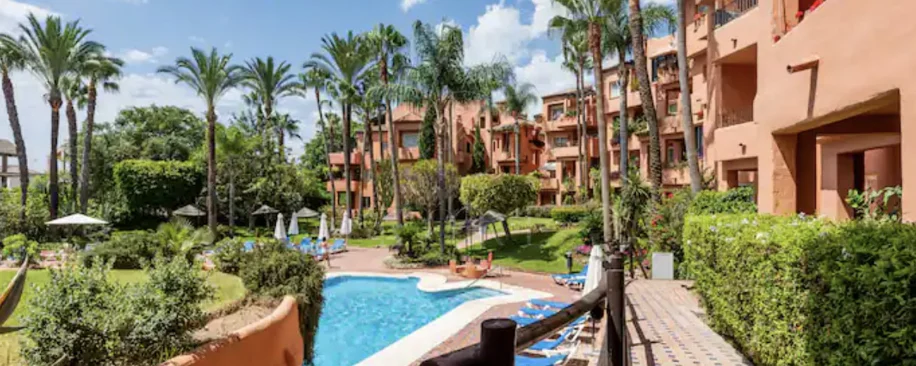 Elegante Apartamento de 2 Dormitorios en la Milla de Oro de Marbella con Gimnasio y Parking Subterráneo