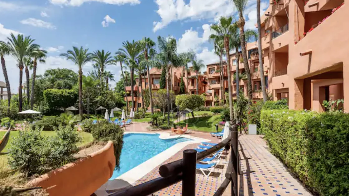Elegante Apartamento de 2 Dormitorios en la Milla de Oro de Marbella con Gimnasio y Parking Subterráneo