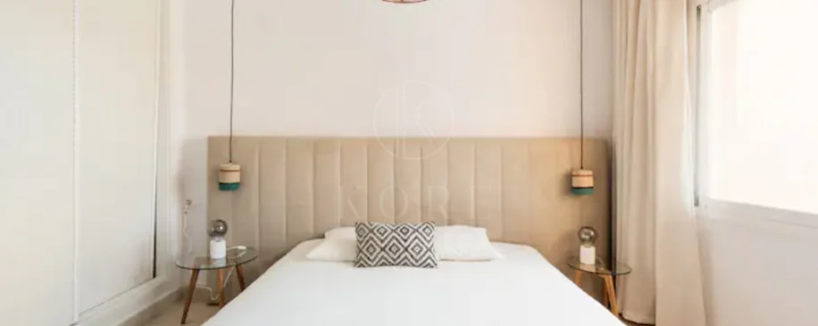 Elegante Apartamento de 2 Dormitorios en la Milla de Oro de Marbella con Gimnasio y Parking Subterráneo