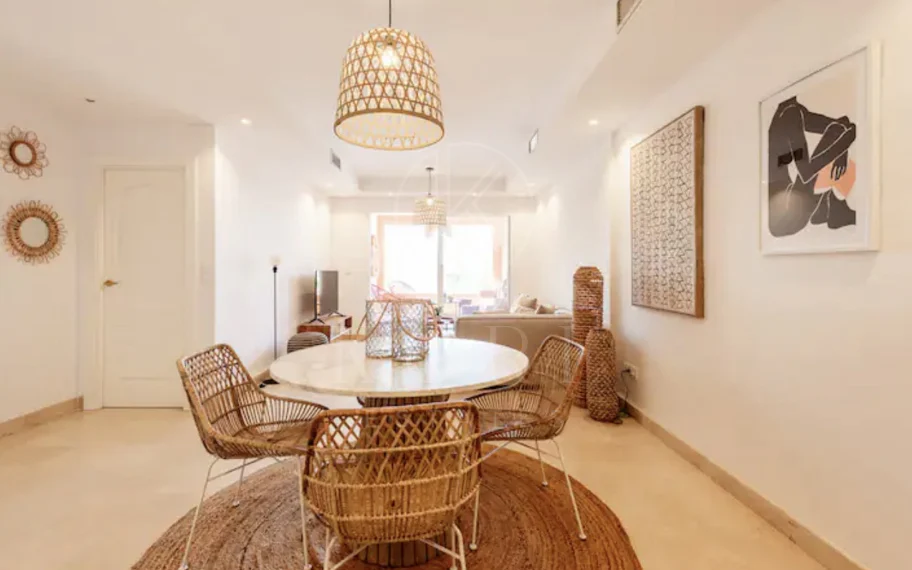 Elegante Apartamento de 2 Dormitorios en la Milla de Oro de Marbella con Gimnasio y Parking Subterráneo