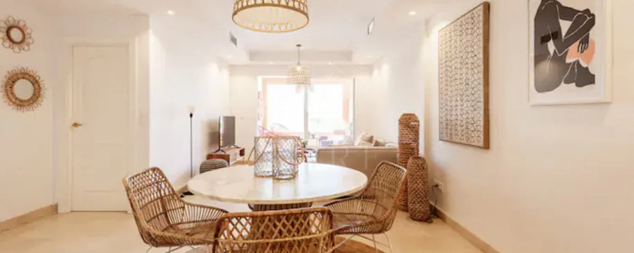 Elegante Apartamento de 2 Dormitorios en la Milla de Oro de Marbella con Gimnasio y Parking Subterráneo