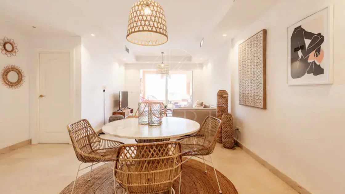 Elegante Apartamento de 2 Dormitorios en la Milla de Oro de Marbella con Gimnasio y Parking Subterráneo