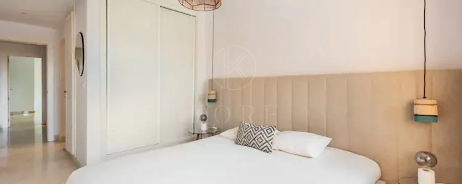 Elegante Apartamento de 2 Dormitorios en la Milla de Oro de Marbella con Gimnasio y Parking Subterráneo