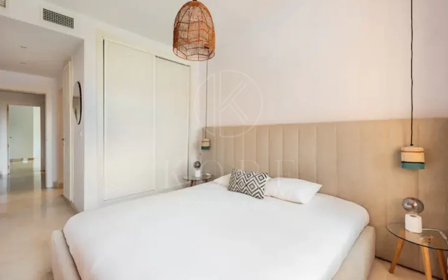 Elegante Apartamento de 2 Dormitorios en la Milla de Oro de Marbella con Gimnasio y Parking Subterráneo