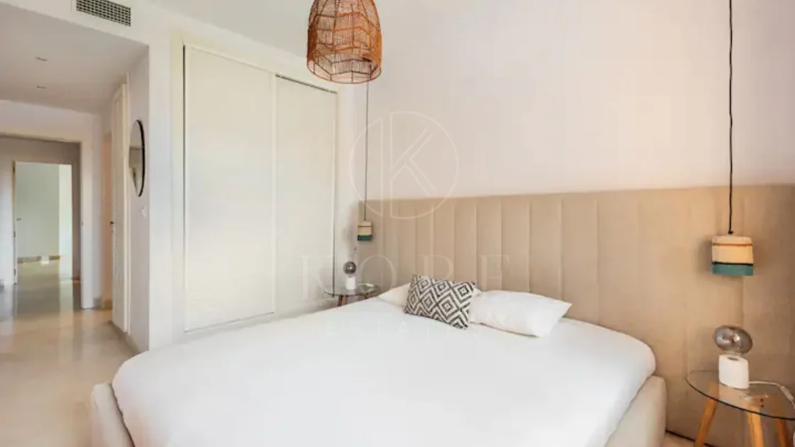Elegante Apartamento de 2 Dormitorios en la Milla de Oro de Marbella con Gimnasio y Parking Subterráneo