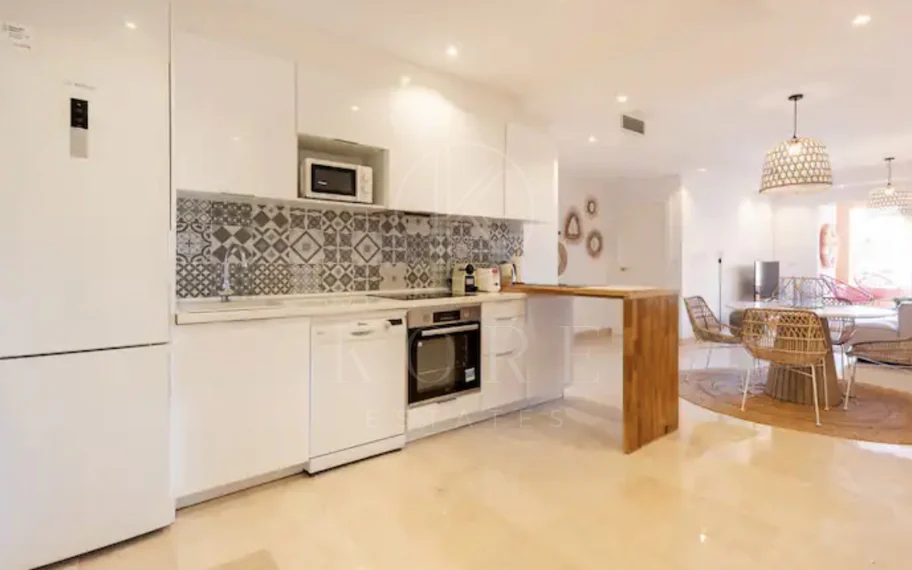 Elegante Apartamento de 2 Dormitorios en la Milla de Oro de Marbella con Gimnasio y Parking Subterráneo