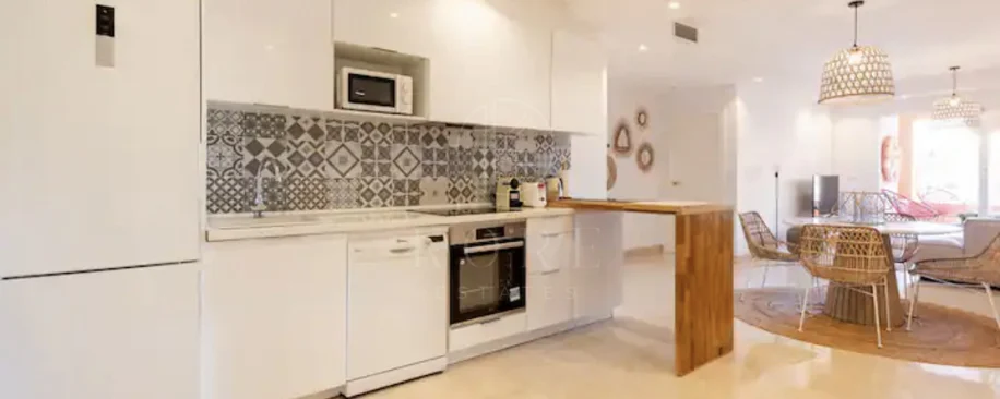Elegante Apartamento de 2 Dormitorios en la Milla de Oro de Marbella con Gimnasio y Parking Subterráneo