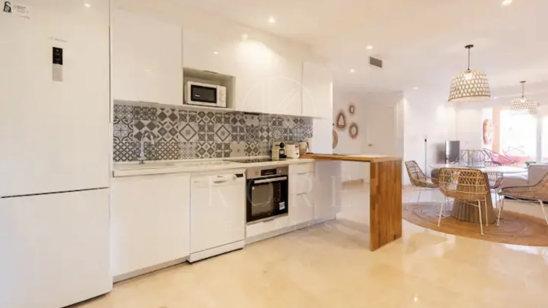 Elegante Apartamento de 2 Dormitorios en la Milla de Oro de Marbella con Gimnasio y Parking Subterráneo