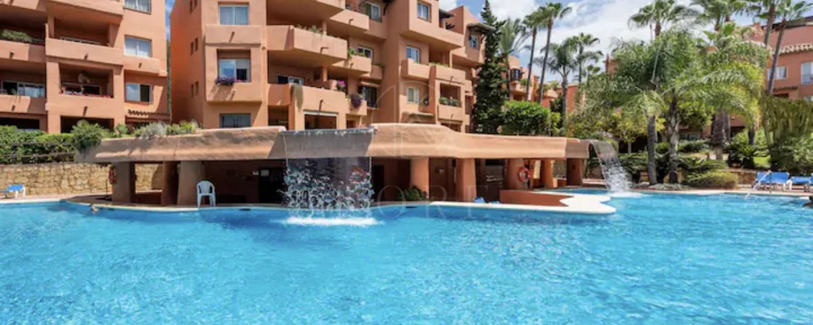 Elegante Apartamento de 2 Dormitorios en la Milla de Oro de Marbella con Gimnasio y Parking Subterráneo