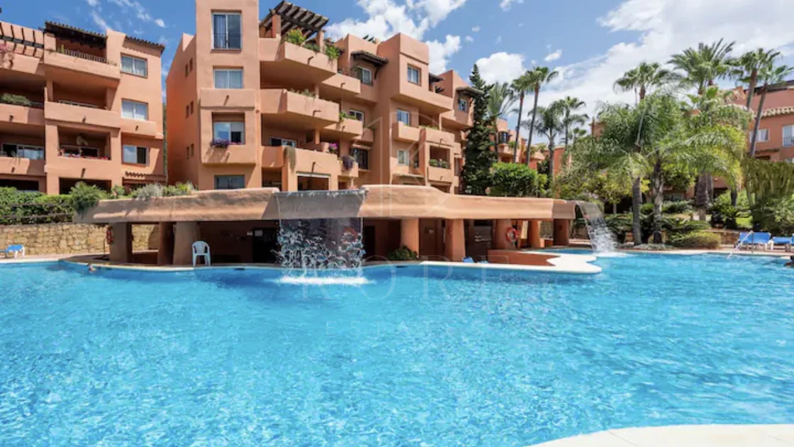 Elegante Apartamento de 2 Dormitorios en la Milla de Oro de Marbella con Gimnasio y Parking Subterráneo