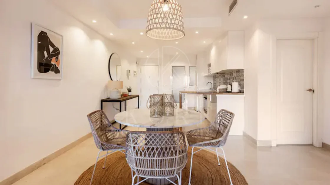Elegante Apartamento de 2 Dormitorios en la Milla de Oro de Marbella con Gimnasio y Parking Subterráneo