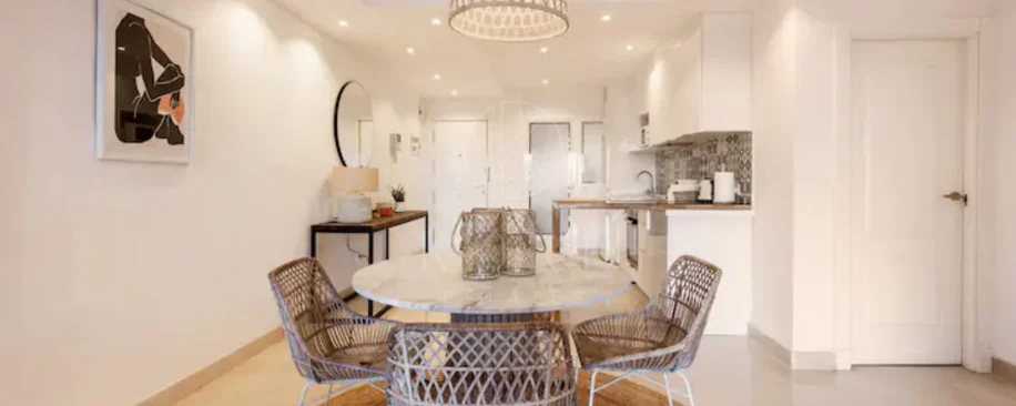 Elegante Apartamento de 2 Dormitorios en la Milla de Oro de Marbella con Gimnasio y Parking Subterráneo