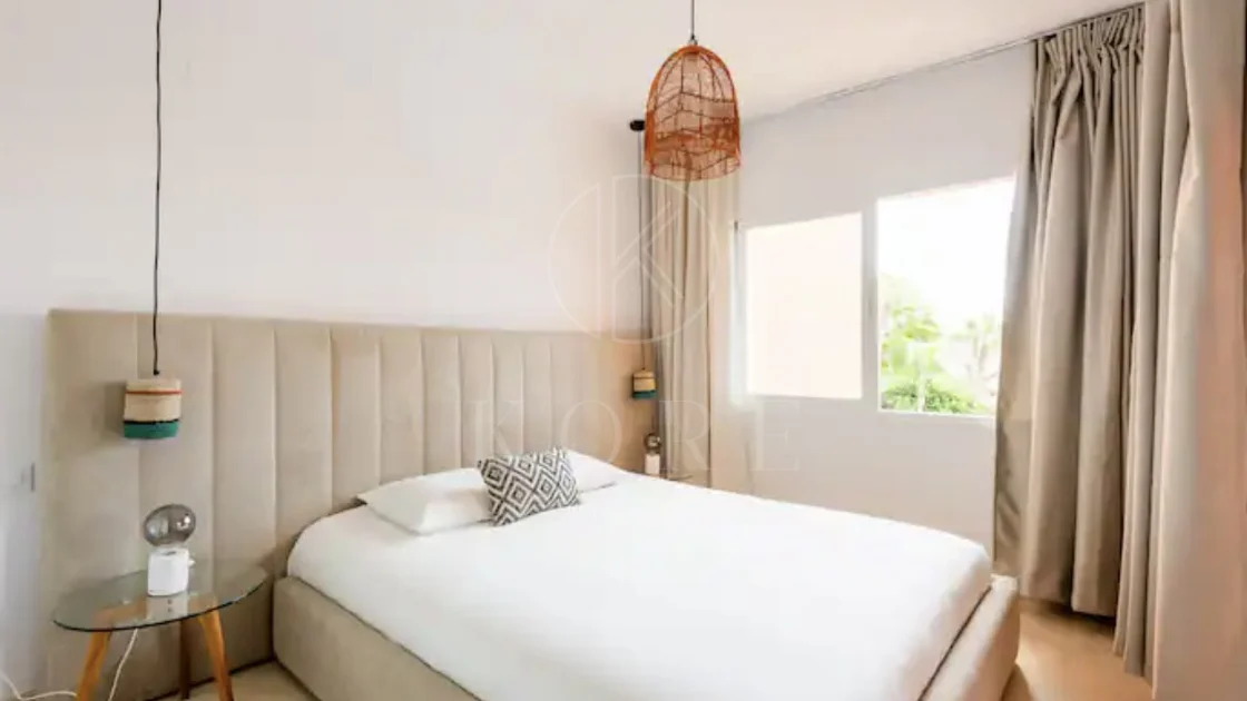 Elegante Apartamento de 2 Dormitorios en la Milla de Oro de Marbella con Gimnasio y Parking Subterráneo