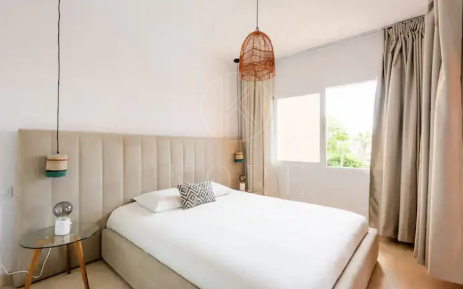 Elegante Apartamento de 2 Dormitorios en la Milla de Oro de Marbella con Gimnasio y Parking Subterráneo