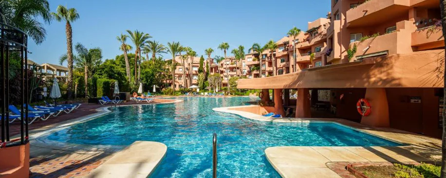 Elegante Apartamento de 2 Dormitorios en la Milla de Oro de Marbella con Gimnasio y Parking Subterráneo