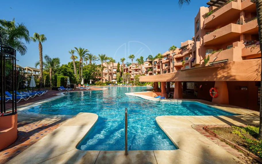 Elegante Apartamento de 2 Dormitorios en la Milla de Oro de Marbella con Gimnasio y Parking Subterráneo