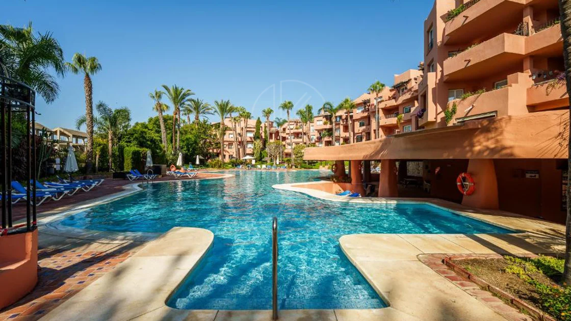 Elegante Apartamento de 2 Dormitorios en la Milla de Oro de Marbella con Gimnasio y Parking Subterráneo