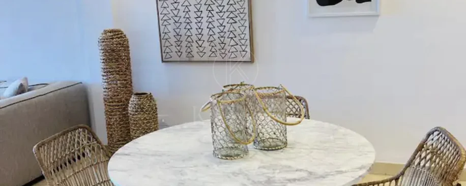 Elegante Apartamento de 2 Dormitorios en la Milla de Oro de Marbella con Gimnasio y Parking Subterráneo