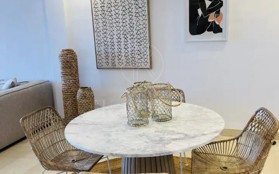 Elegante Apartamento de 2 Dormitorios en la Milla de Oro de Marbella con Gimnasio y Parking Subterráneo