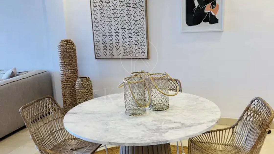 Elegante Apartamento de 2 Dormitorios en la Milla de Oro de Marbella con Gimnasio y Parking Subterráneo