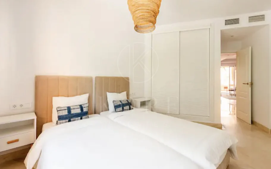 Elegante Apartamento de 2 Dormitorios en la Milla de Oro de Marbella con Gimnasio y Parking Subterráneo