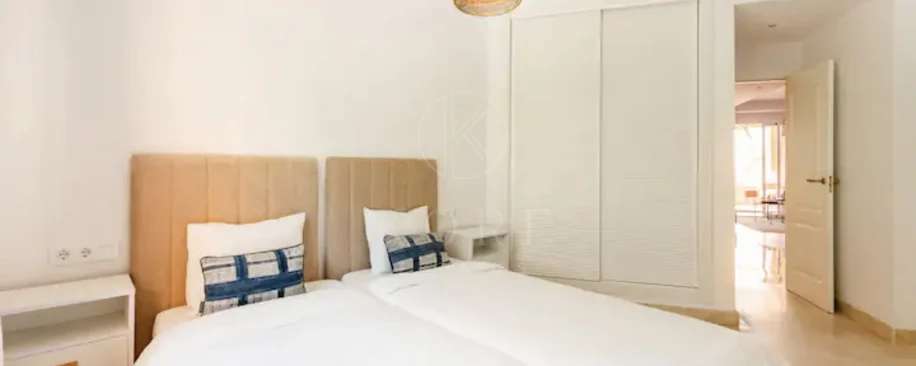 Elegante Apartamento de 2 Dormitorios en la Milla de Oro de Marbella con Gimnasio y Parking Subterráneo