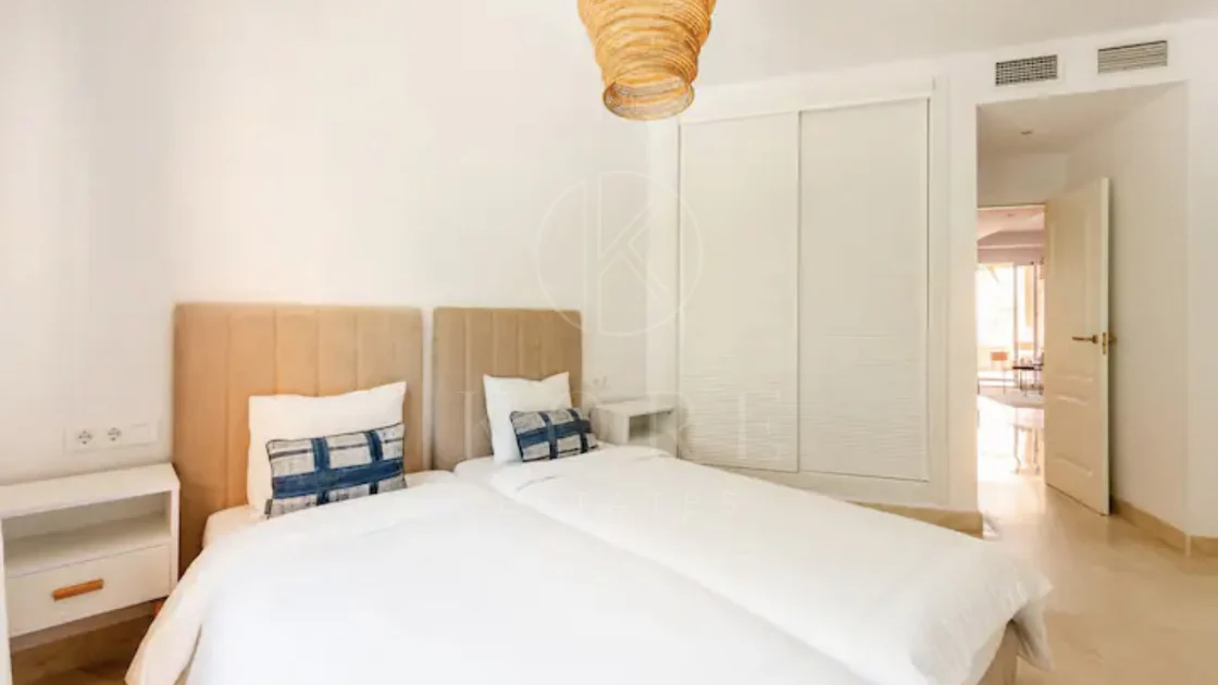Elegante Apartamento de 2 Dormitorios en la Milla de Oro de Marbella con Gimnasio y Parking Subterráneo