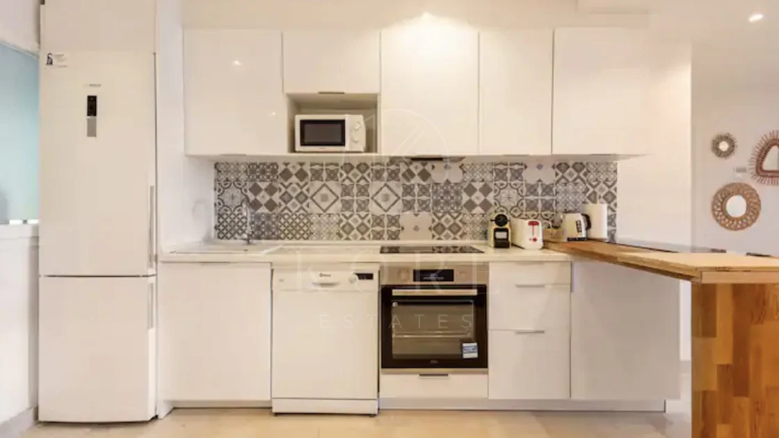 Elegante Apartamento de 2 Dormitorios en la Milla de Oro de Marbella con Gimnasio y Parking Subterráneo