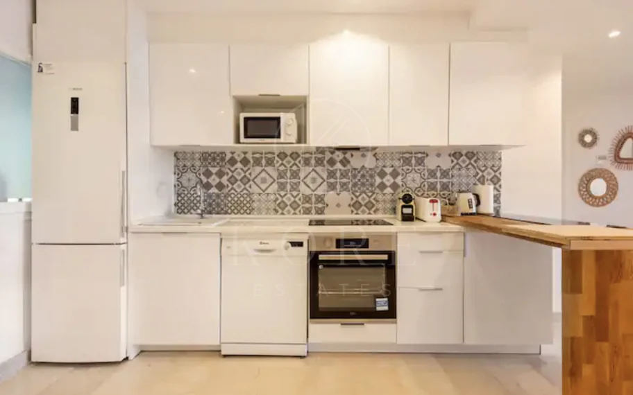 Elegante Apartamento de 2 Dormitorios en la Milla de Oro de Marbella con Gimnasio y Parking Subterráneo