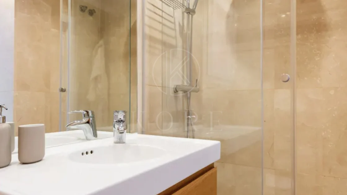 Elegante Apartamento de 2 Dormitorios en la Milla de Oro de Marbella con Gimnasio y Parking Subterráneo