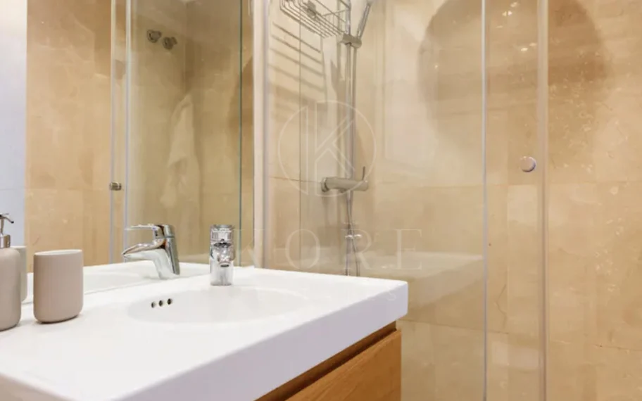 Elegante Apartamento de 2 Dormitorios en la Milla de Oro de Marbella con Gimnasio y Parking Subterráneo