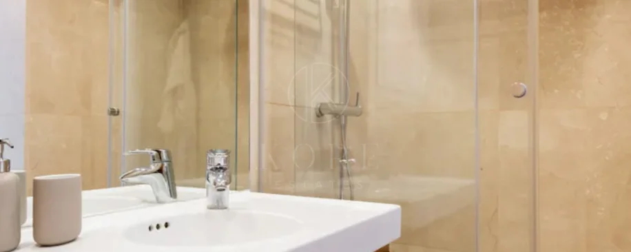 Elegante Apartamento de 2 Dormitorios en la Milla de Oro de Marbella con Gimnasio y Parking Subterráneo