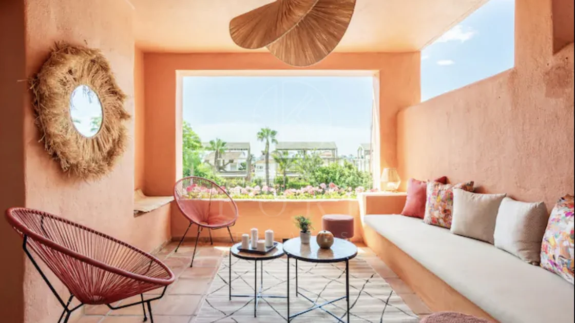 Elegante Apartamento de 2 Dormitorios en la Milla de Oro de Marbella con Gimnasio y Parking Subterráneo