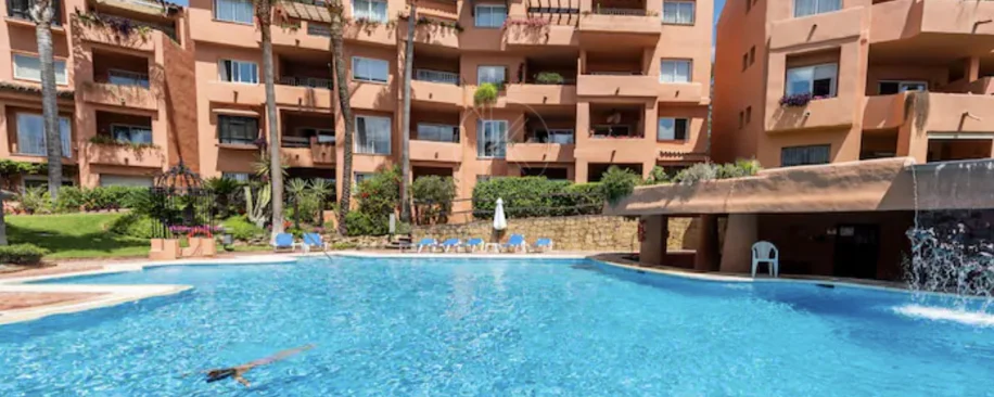 Elegante Apartamento de 2 Dormitorios en la Milla de Oro de Marbella con Gimnasio y Parking Subterráneo
