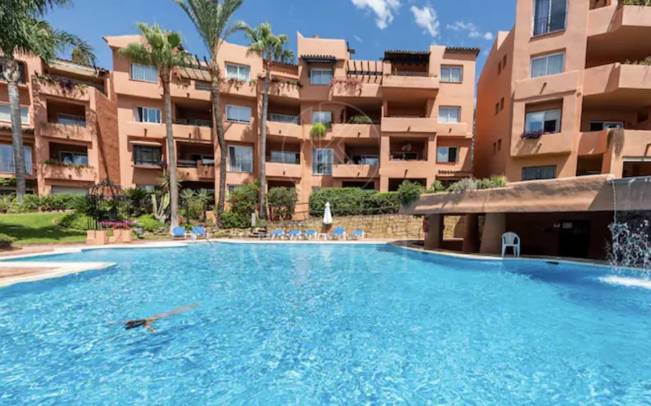Elegante Apartamento de 2 Dormitorios en la Milla de Oro de Marbella con Gimnasio y Parking Subterráneo