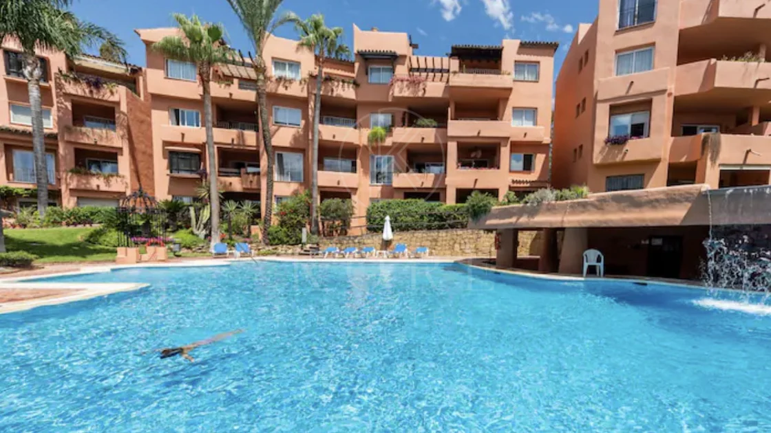 Elegante Apartamento de 2 Dormitorios en la Milla de Oro de Marbella con Gimnasio y Parking Subterráneo