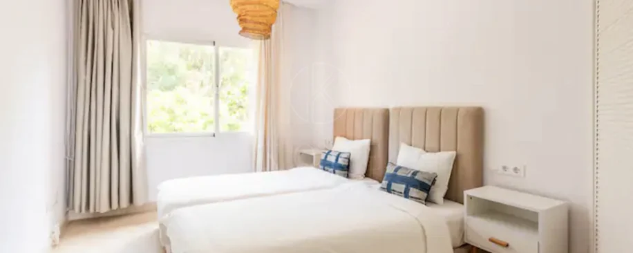 Elegante Apartamento de 2 Dormitorios en la Milla de Oro de Marbella con Gimnasio y Parking Subterráneo