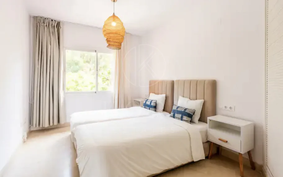 Elegante Apartamento de 2 Dormitorios en la Milla de Oro de Marbella con Gimnasio y Parking Subterráneo